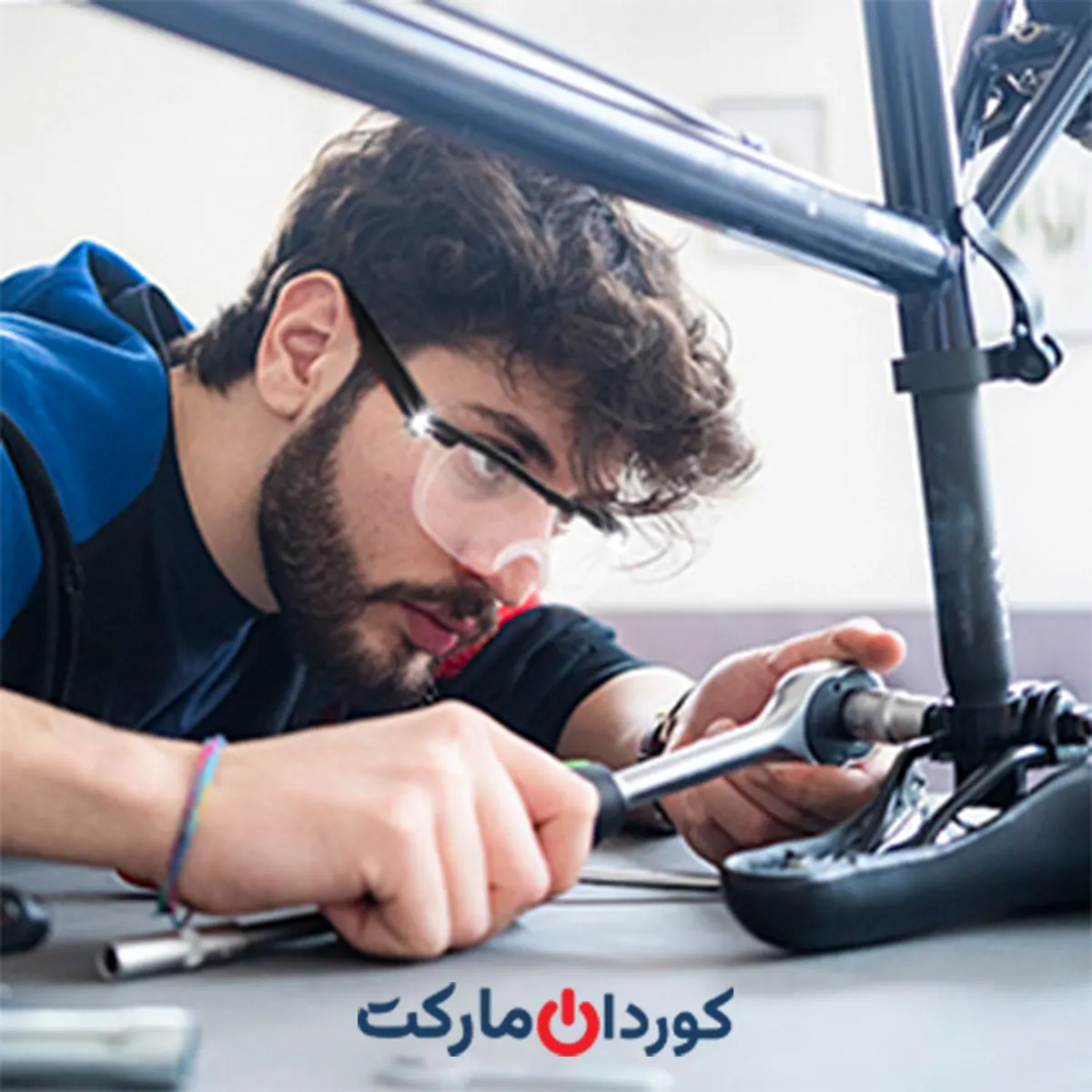 عینک مخصوص کار ذره بینی دارای دو چراغ